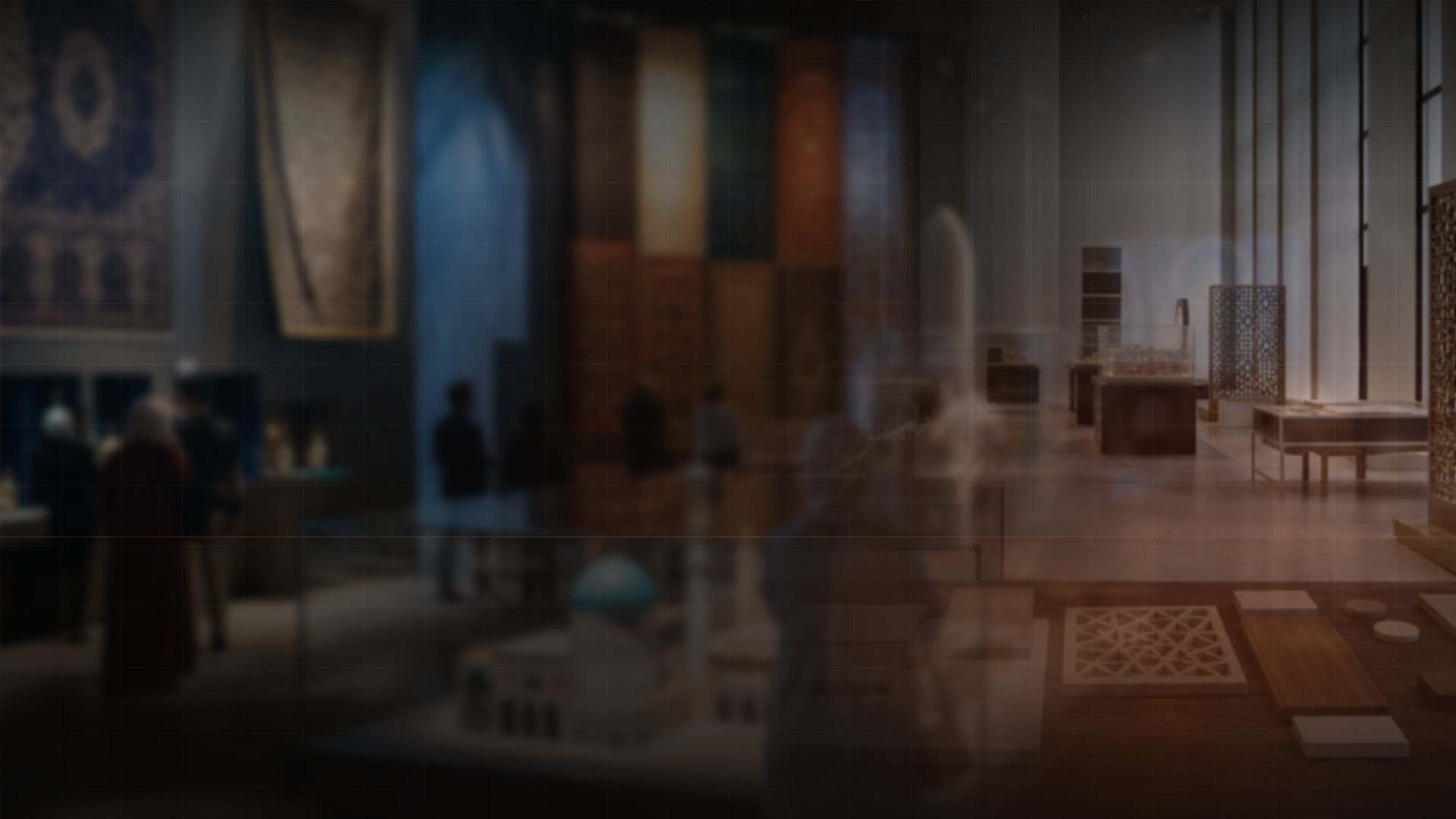 قاعة معرض دولية بمنسوجات ونماذج معمارية، وإلى جانبها طاولة تجهيز عليها نماذج وعيّنات مواد تحت إضاءة دافئة
